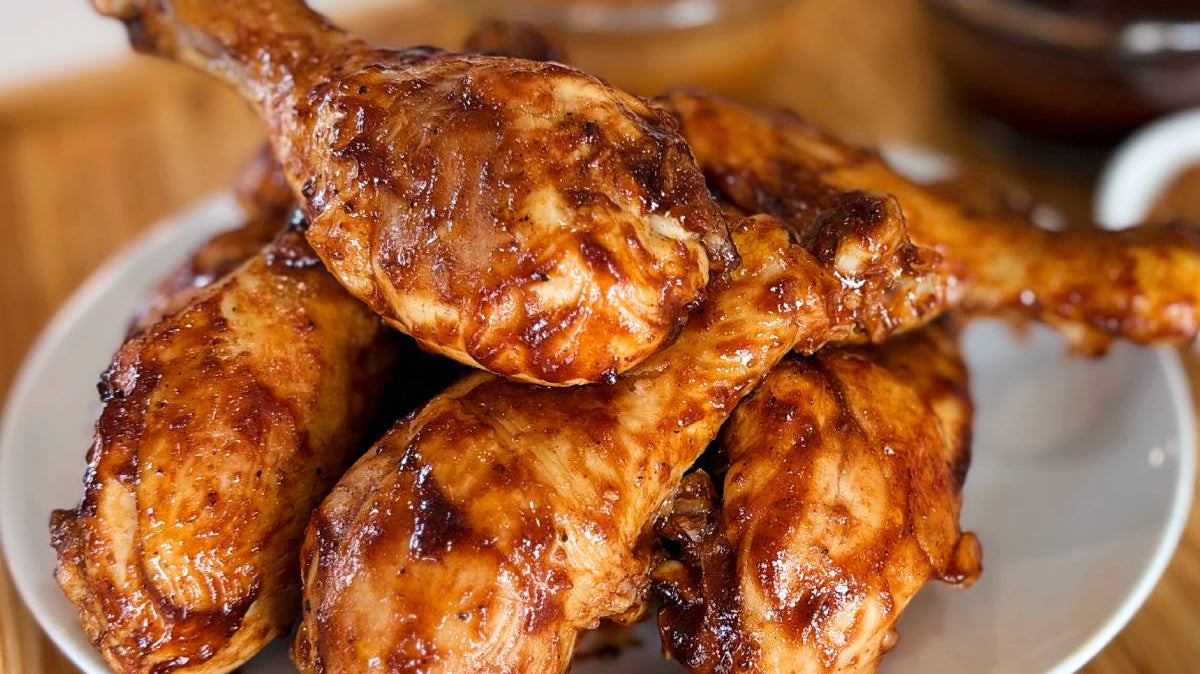 Barbecue chicken drumsticks made in a slow cooker